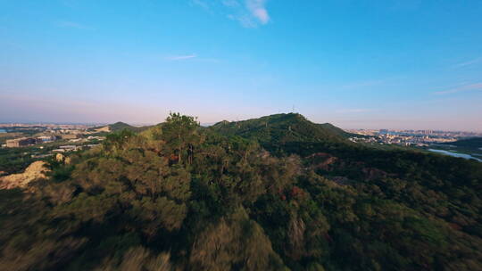 穿越机FPV飞跃矿山水面