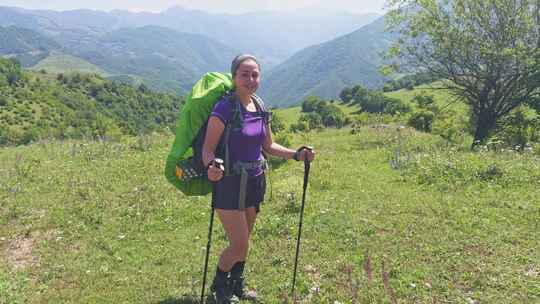 徒步旅行旅游冒险背包客徒步旅行者女人看着