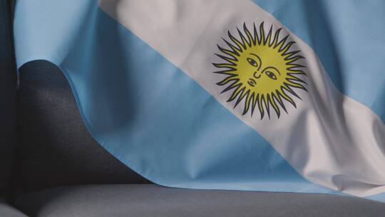 沙发上的阿根廷国旗视频素材模板下载