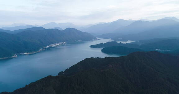 航拍四川瓦屋山景区雅女湖美丽风景