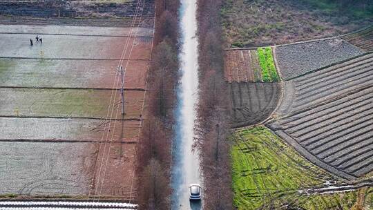 航拍干枯土地旁的道路