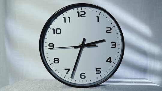 室内桌面圆形时钟特写