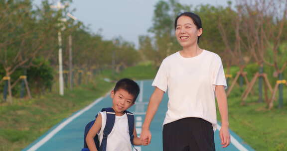 母子相伴上学