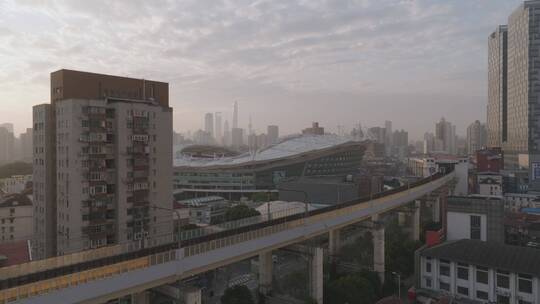 上海地铁三号线虹口站外景带城市剪影