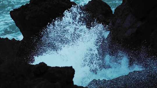 海浪拍打着岩石在空中飞溅