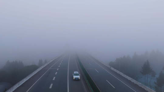 雾天高速交通航拍