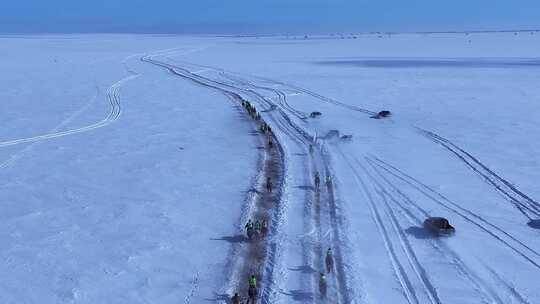 草原雪地那达慕赛马