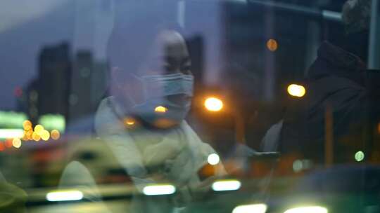 北京夜晚公交车上的女人看窗外城市