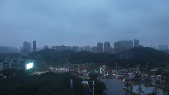 东莞雨雾天