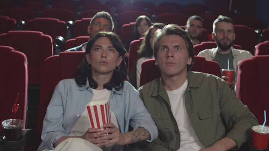 情侣在电影院看电影视频素材模板下载