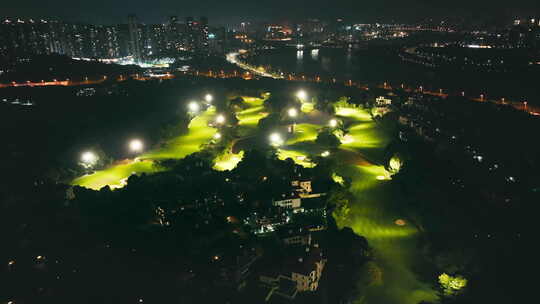 夜晚航拍城市中的高尔夫球场