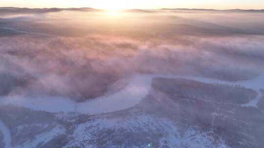 冻雾迷漫的林海雪原