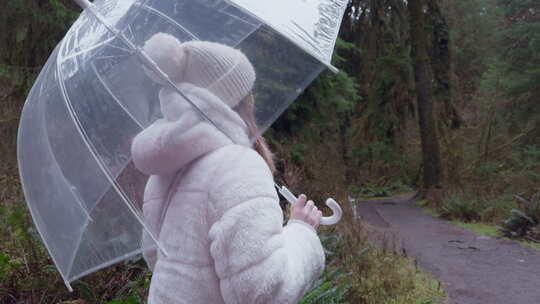 雨伞和白大褂在森林中快乐漫步