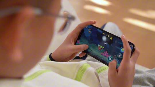 学生周末居家打游戏玩手机眼睛疲劳