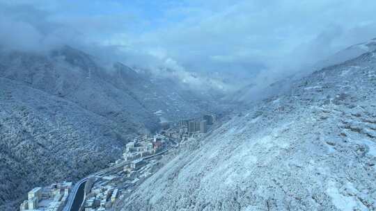 雪后小镇全景，银装素裹美如仙境