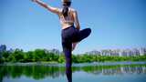 女子湖中央练习瑜伽高清在线视频素材下载