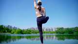 女子湖中央练习瑜伽高清在线视频素材下载