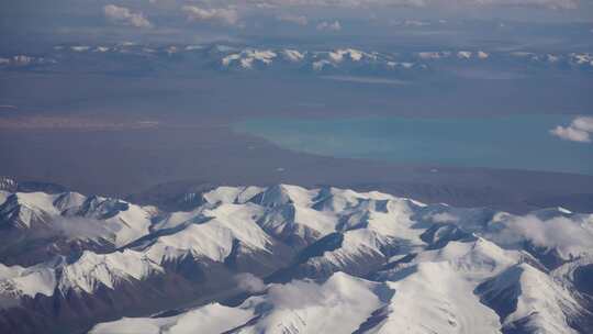 高原雪山云雾缭绕