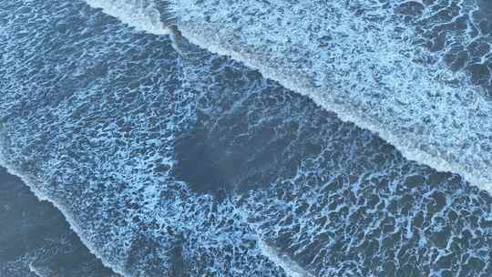 俯拍沙滩潮汐海水浪花拍打海岸海边涨潮退潮