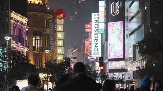 上海南京东路霓虹灯夜景人流