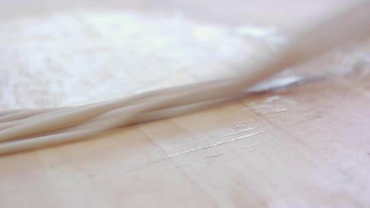 案板上的手工面条特写 手擀面拉面敲面板