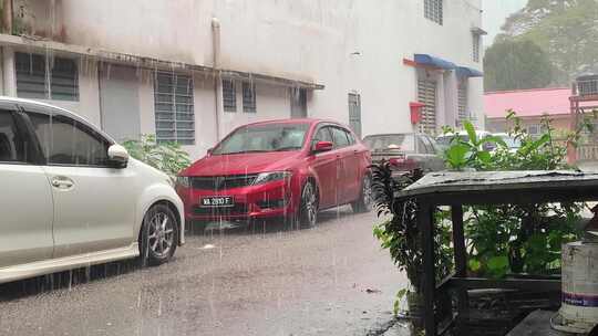 大雨落在停放的汽车上