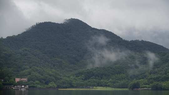 雨天云雾缭绕的东莞同沙生态公园