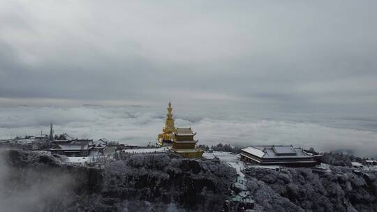 航拍佛教名山四川峨眉山金顶大佛，云雾缭绕