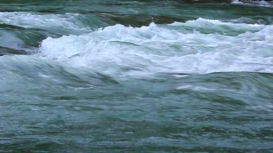 河面上急速水流波涛浪花