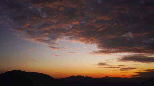 晚霞下的山峦天空景象