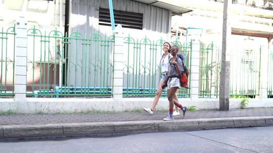 女人在人行道上行走视频素材模板下载