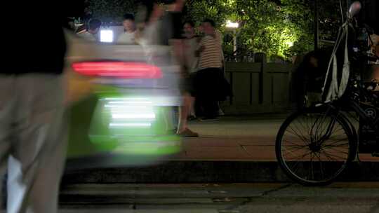 夏夜县城街道斑马线:车水马龙的市井生活