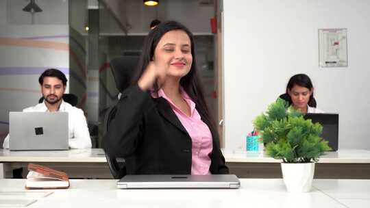 印度成功女商人在办公室对着镜头竖起大拇指