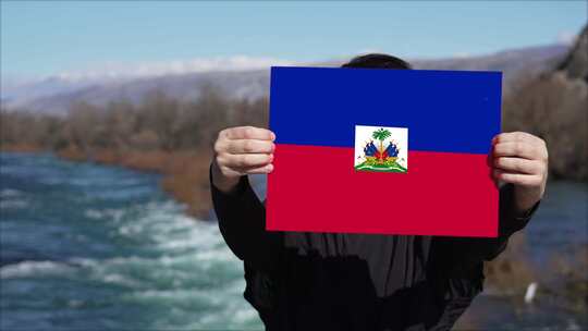 手持海地国旗横幅的人视频素材模板下载