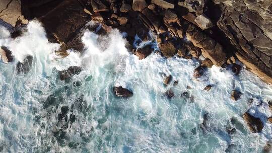 俯瞰海浪拍打海岸