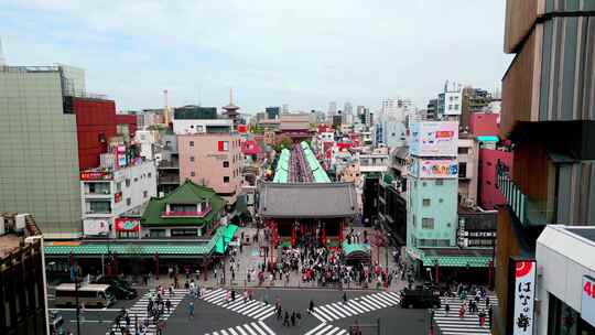 航拍日本东京市中心行人红绿灯街道居民区