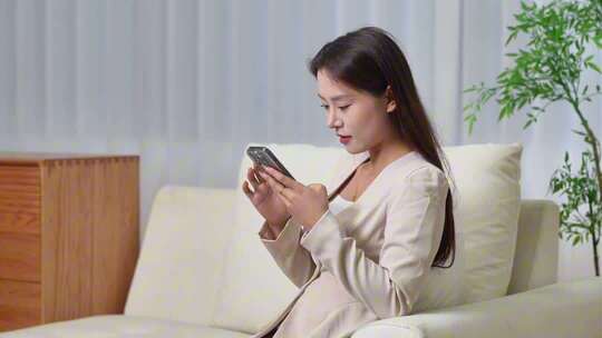 美女居家沙发上使用手机