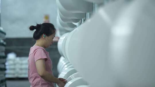 化纤纺织厂女性纺织工人化纤车间工作视频素材模板下载