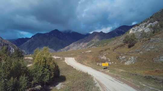 航拍山谷道路和村庄