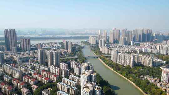 城市河景两岸的高楼建筑鸟瞰全景