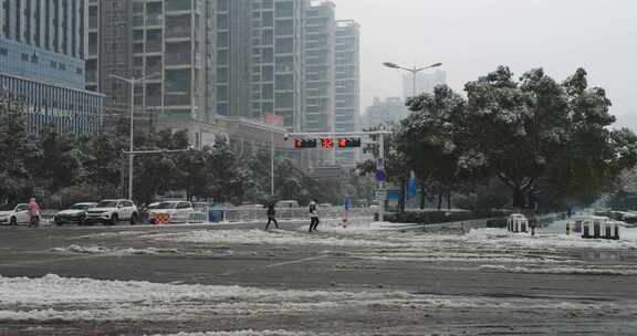 下大雪时候的城市十字路口