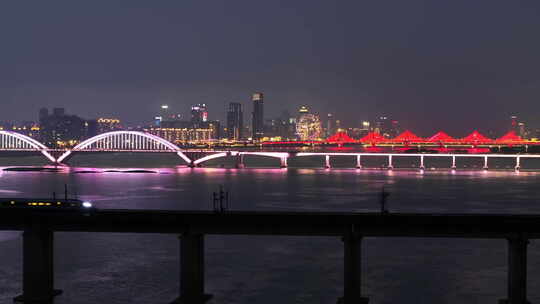 高铁驶过城市跨江大桥夜景跟拍