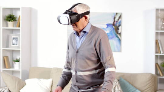 老爷爷体验VR眼镜