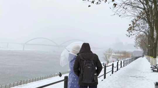 手机4K摄宜昌伍家岗滨江大雪纷飞景1