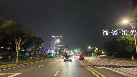 城市夜晚夜景开车第一视角汽车窗外沿途风景