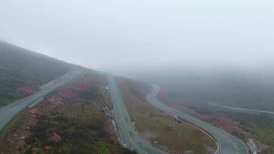 大雾弥漫的榆磨路盘山路红色石头