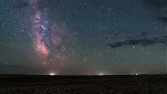 戈壁滩地平线的银河星空延时