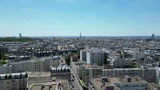 无人机飞越巴黎，背景是著名的埃菲尔铁塔，法国巴黎。空中前进