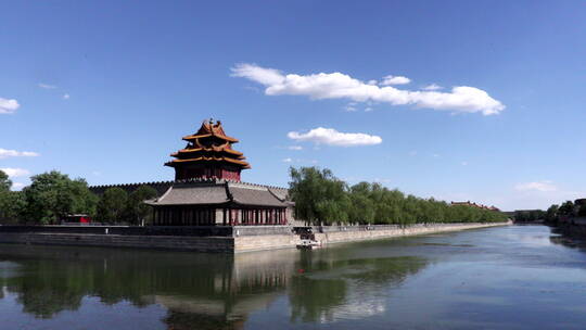 延时北京故宫角楼及护城河上空移动的云