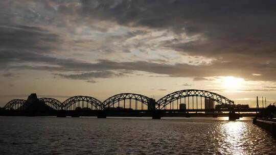 夕阳下铁路桥的剪影